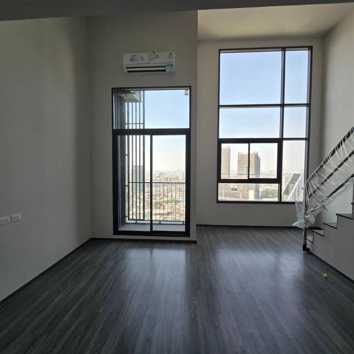 ขายคอนโดสยาม จุฬา สามย่าน : ด่วน 1bed hybrid Ideo chula พื้นที่ชั้นล่าง 35sq.m. ชั้นสูง วิวแม่น้ำ สภาพยังใหม่ ไม่เคยเข้าอยู่ เพียง 9.69mb. รวมค่าใช้จ่ายทั้งหมด Tel. 0957615782