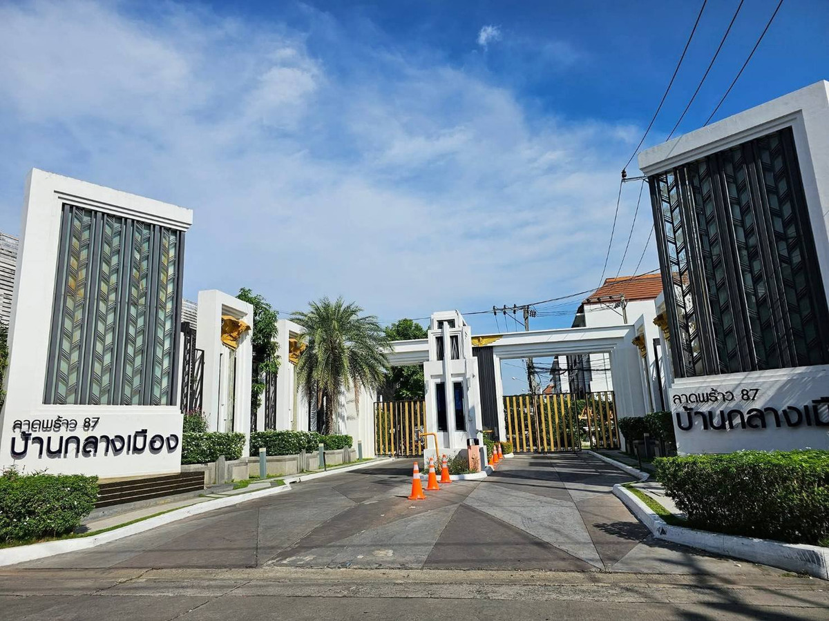 For RentTownhomeLadprao101, Happy Land, The Mall Bang Kapi : Townhouse for rent ✨ Baan Klang Muang Ladprao 87 ✨ 3 bedrooms, 4 bathrooms, corner unit, fully furnished and equipped with appliances.