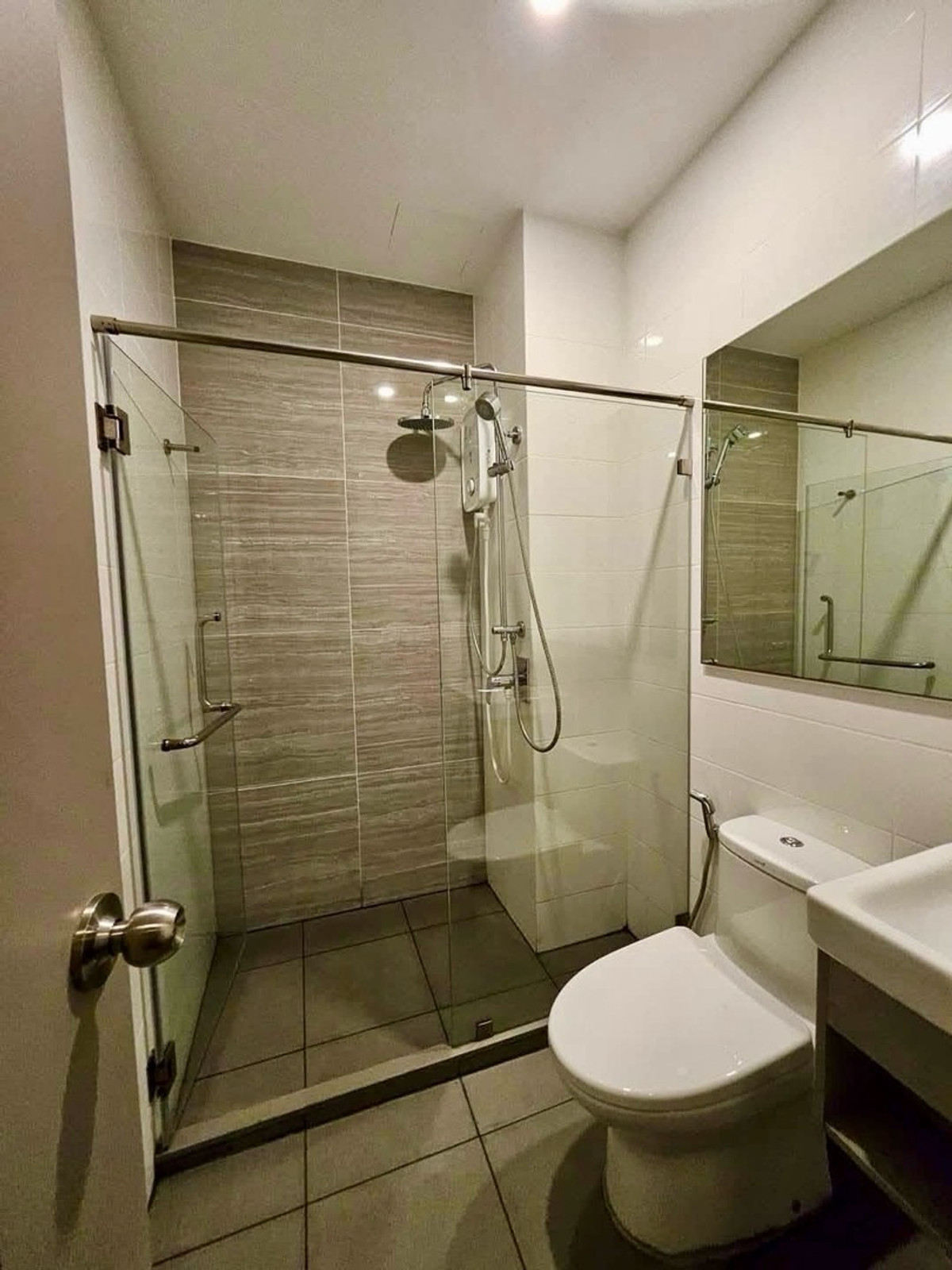 For RentCondoOnnut, Udomsuk : For rent, cheapest price Knightsbridge Prime Onnut, ready to move in, all room defects fixed, 30th floor, city view, good central area, very beautiful. Condo near BTS On Nut and department stores. Complete with electrical appliances and furniture, price 1