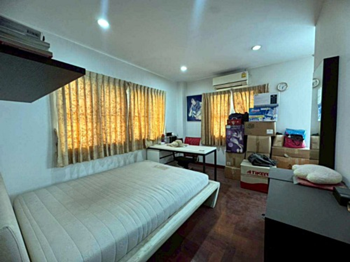 ให้เช่าอาคารพาณิชย์โชคชัย4 ลาดพร้าว71 : ให้เช่าอาคาร 3 คูหา 3.5 ชั้น + ดาดฟ้า พร้อมบ้าน 2 ชั้น ด้านหลัง ทำเลทอง ลาดพร้าว 71 (N.2012)