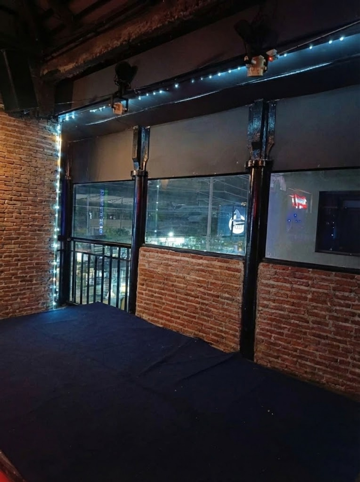 For RentRetail SpacePattanakan, Srinakarin : Rooftop for rent Town in Town area, as is, no lease fee, shop is next to the road. Only the rooftop