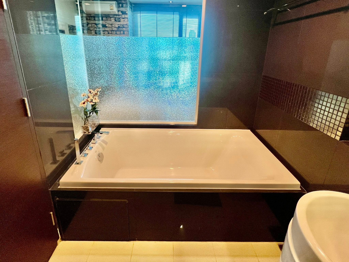 ขายคอนโดสาทร นราธิวาส : ขายคอนโด Rhythm Sathorn ราคา 8,626,500 บาท [JZsr260209]