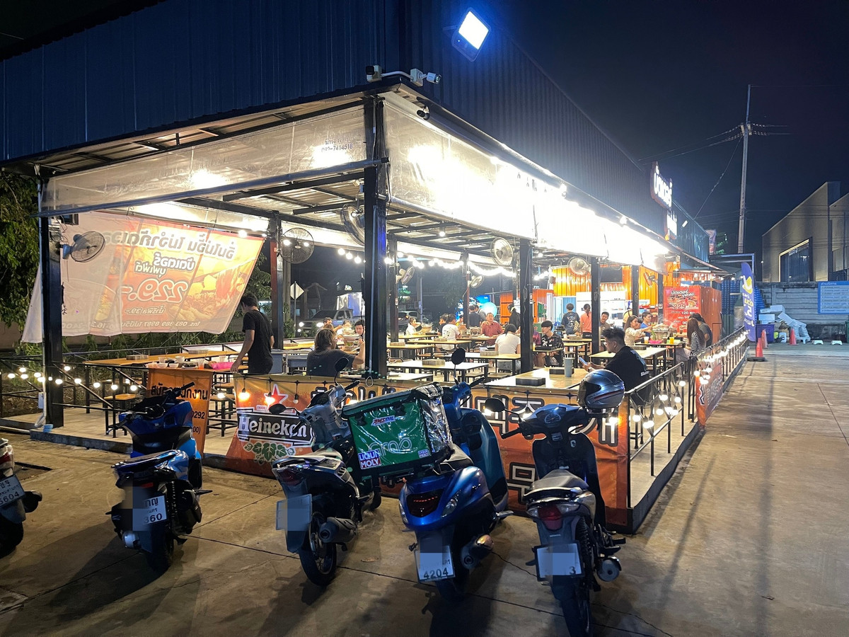 For LeaseholdRetail SpaceBang kae, Phetkasem : Urgent sale, buffet restaurant, Kamnan Man branch, next to HomePro Kanlapaphruek, near 7-Eleven, convenient parking.
