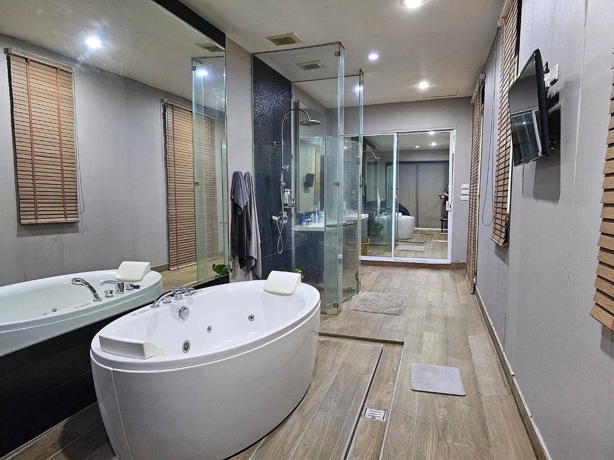 For RentTownhomeLadprao101, Happy Land, The Mall Bang Kapi : Townhouse for rent ✨ Baan Klang Muang Ladprao 87 ✨ 3 bedrooms, 4 bathrooms, corner unit, fully furnished and equipped with appliances.