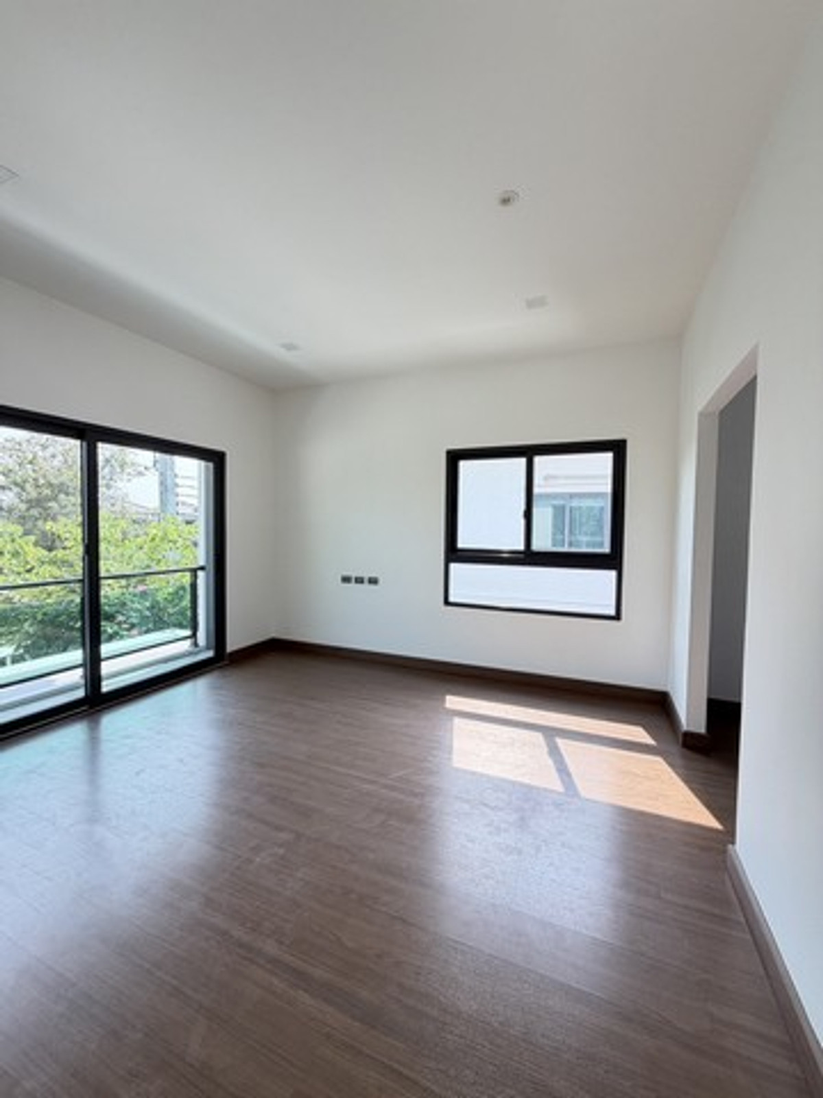 ให้เช่าบ้านพระราม 5 ราชพฤกษ์ บางกรวย : ขายดาวน์ หรือให้เช่า บ้านเดี่ยวแกรนด์บริทาเนีย ราชพฤกษ์ - พระราม 5 ที่ดิน 76.80 ตารางวา พื้นที่ 185 ตรม. 3 ห้องนอน 3 ห้องน้ำ 3 ที่จอดรถ บ้านใหม่ไม่เคยเข้าอยู่