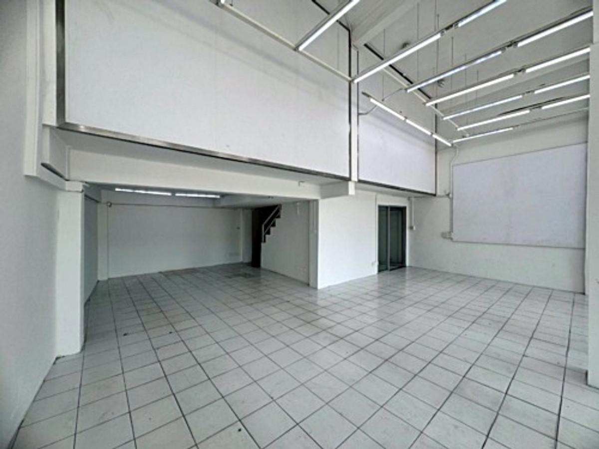 ให้เช่าอาคารพาณิชย์โชคชัย4 ลาดพร้าว71 : ให้เช่าอาคาร 3 คูหา 3.5 ชั้น + ดาดฟ้า พร้อมบ้าน 2 ชั้น ด้านหลัง ทำเลทอง ลาดพร้าว 71 (N.2012)