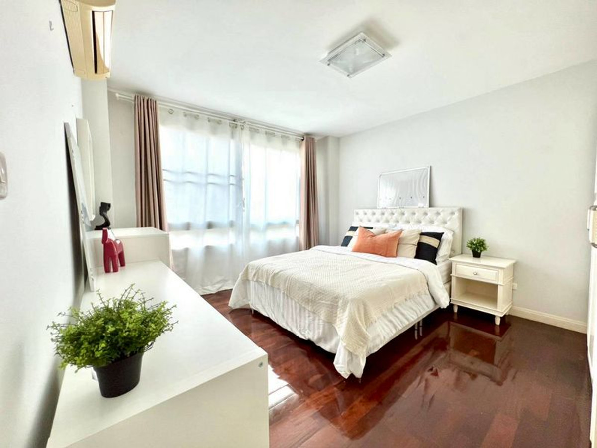 For SaleCondoSukhumvit, Asoke, Thonglor : For sale 49 PLUS Sukhumvit 49, near BTS Thonglor, 1 bedroom, 1 bathroom, size 52 sq m, 4th floor, price 4.95 million baht ---- Agent Top 084-8751655