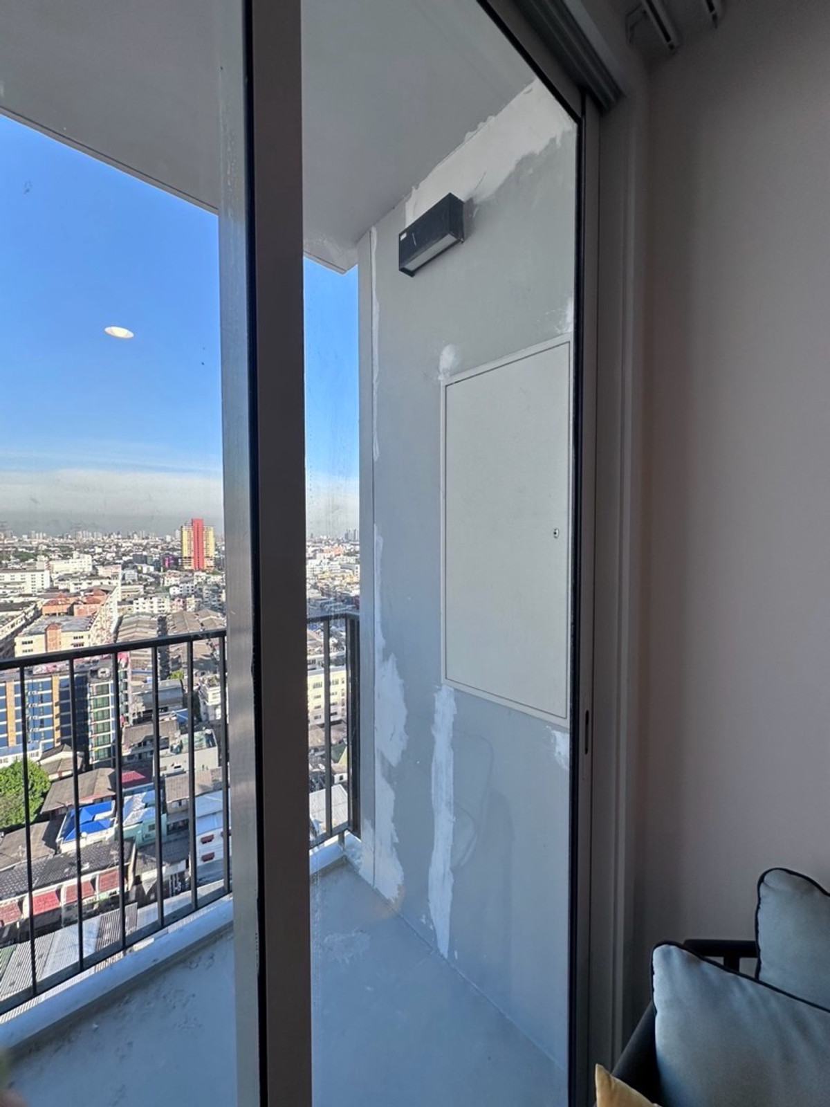 For RentCondoRatchadapisek, Huaikwang, Suttisan : 💙2 bedrooms, 2 bathrooms, XT Huai Khwang, corner room, good view, near Huai Khwang MRT, spacious, comfortable room, has a balcony.