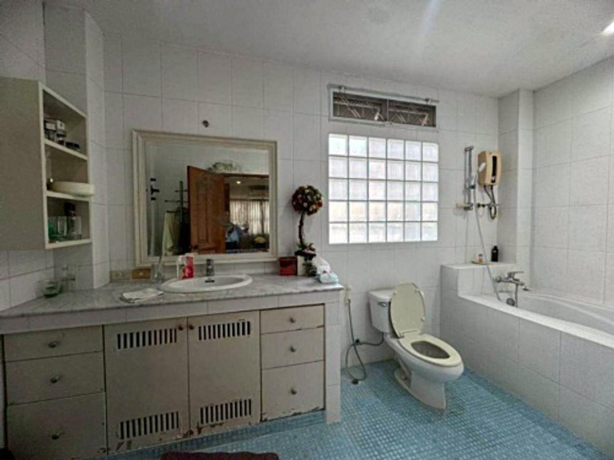 ให้เช่าอาคารพาณิชย์โชคชัย4 ลาดพร้าว71 : ให้เช่าอาคาร 3 คูหา 3.5 ชั้น + ดาดฟ้า พร้อมบ้าน 2 ชั้น ด้านหลัง ทำเลทอง ลาดพร้าว 71 (N.2012)