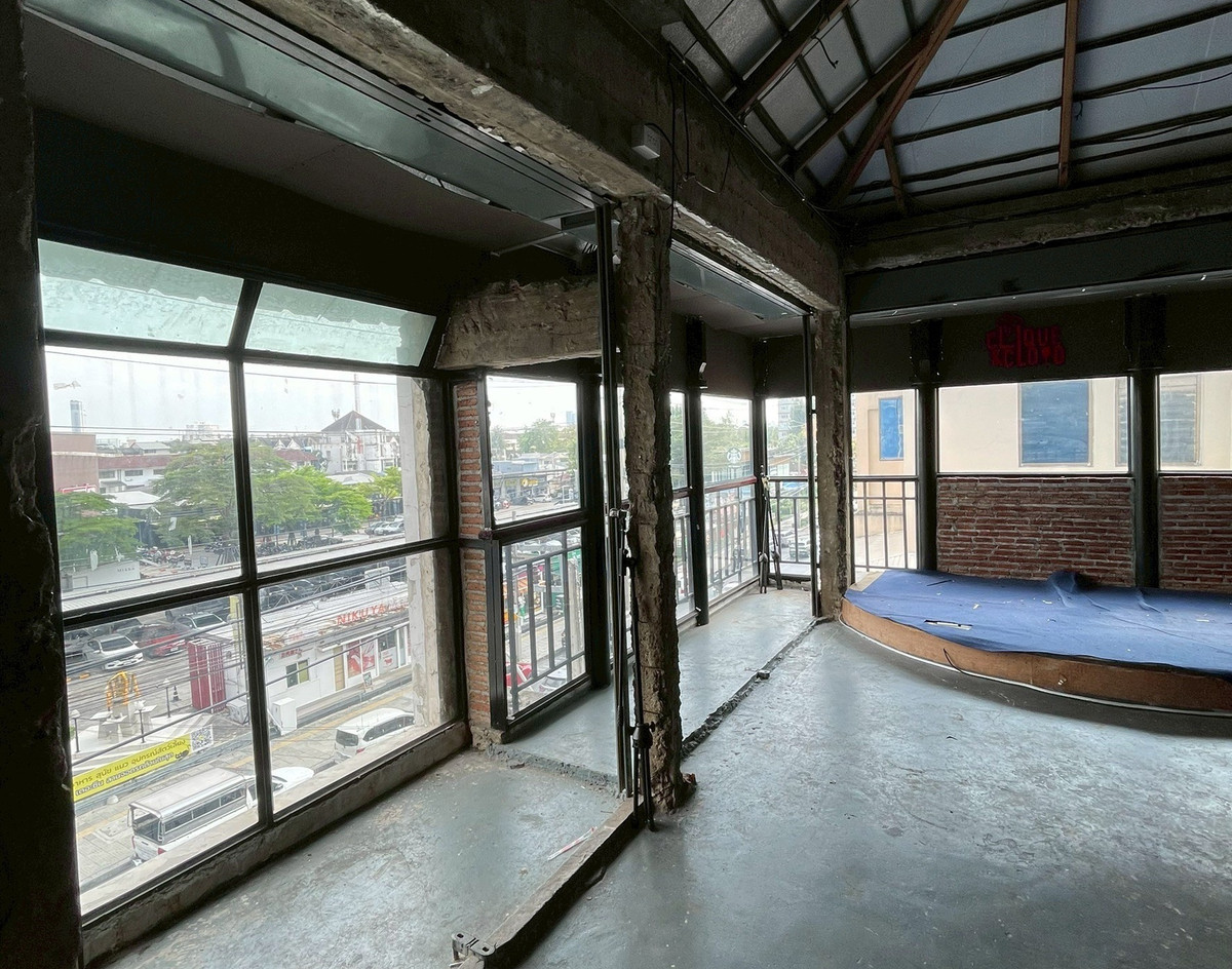 For RentRetail SpacePattanakan, Srinakarin : Rooftop for rent Town in Town area, as is, no lease fee, shop is next to the road. Only the rooftop