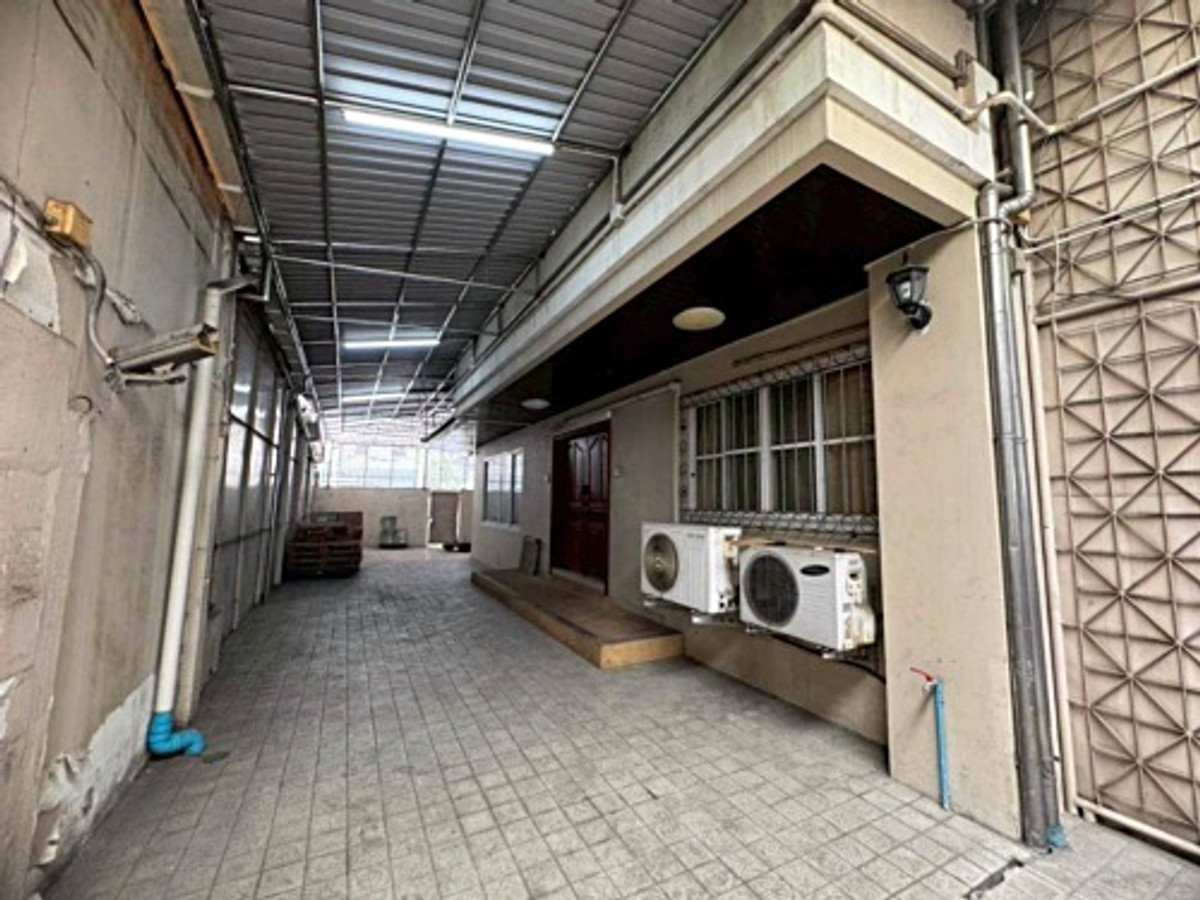 ให้เช่าอาคารพาณิชย์โชคชัย4 ลาดพร้าว71 : ให้เช่าอาคาร 3 คูหา 3.5 ชั้น + ดาดฟ้า พร้อมบ้าน 2 ชั้น ด้านหลัง ทำเลทอง ลาดพร้าว 71 (N.2012)