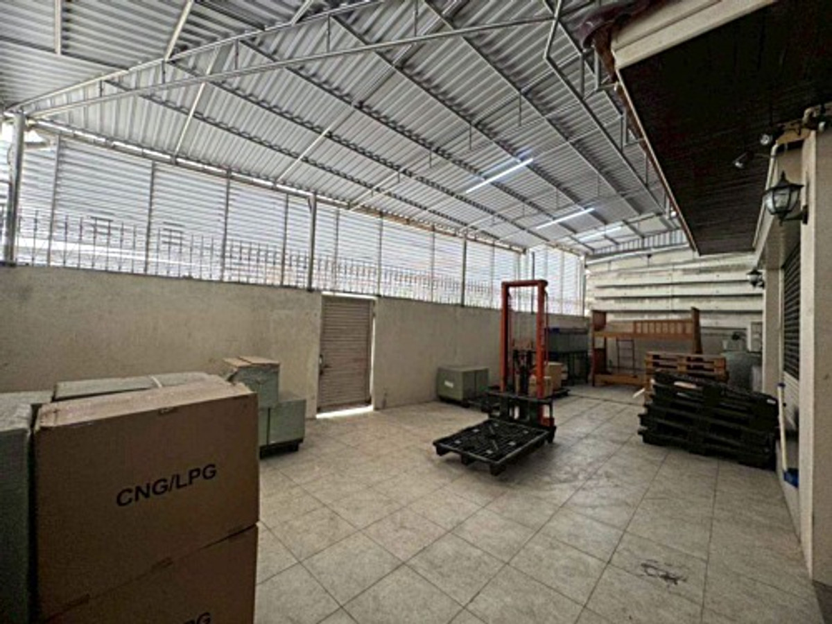 ให้เช่าอาคารพาณิชย์โชคชัย4 ลาดพร้าว71 : ให้เช่าอาคาร 3 คูหา 3.5 ชั้น + ดาดฟ้า พร้อมบ้าน 2 ชั้น ด้านหลัง ทำเลทอง ลาดพร้าว 71 (N.2012)