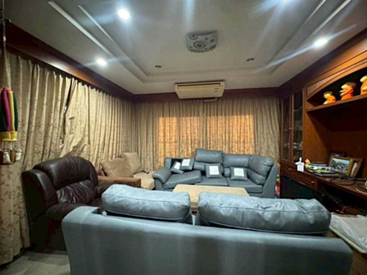 ให้เช่าอาคารพาณิชย์โชคชัย4 ลาดพร้าว71 : ให้เช่าอาคาร 3 คูหา 3.5 ชั้น + ดาดฟ้า พร้อมบ้าน 2 ชั้น ด้านหลัง ทำเลทอง ลาดพร้าว 71 (N.2012)