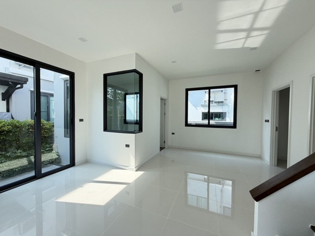 ให้เช่าบ้านพระราม 5 ราชพฤกษ์ บางกรวย : ขายดาวน์ หรือให้เช่า บ้านเดี่ยวแกรนด์บริทาเนีย ราชพฤกษ์ - พระราม 5 ที่ดิน 76.80 ตารางวา พื้นที่ 185 ตรม. 3 ห้องนอน 3 ห้องน้ำ 3 ที่จอดรถ บ้านใหม่ไม่เคยเข้าอยู่