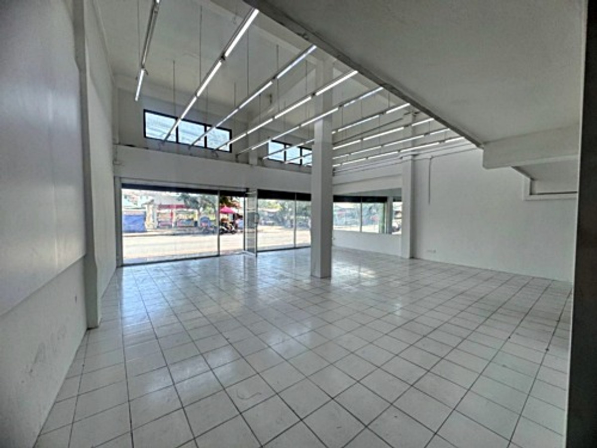 ให้เช่าอาคารพาณิชย์โชคชัย4 ลาดพร้าว71 : ให้เช่าอาคาร 3 คูหา 3.5 ชั้น + ดาดฟ้า พร้อมบ้าน 2 ชั้น ด้านหลัง ทำเลทอง ลาดพร้าว 71 (N.2012)