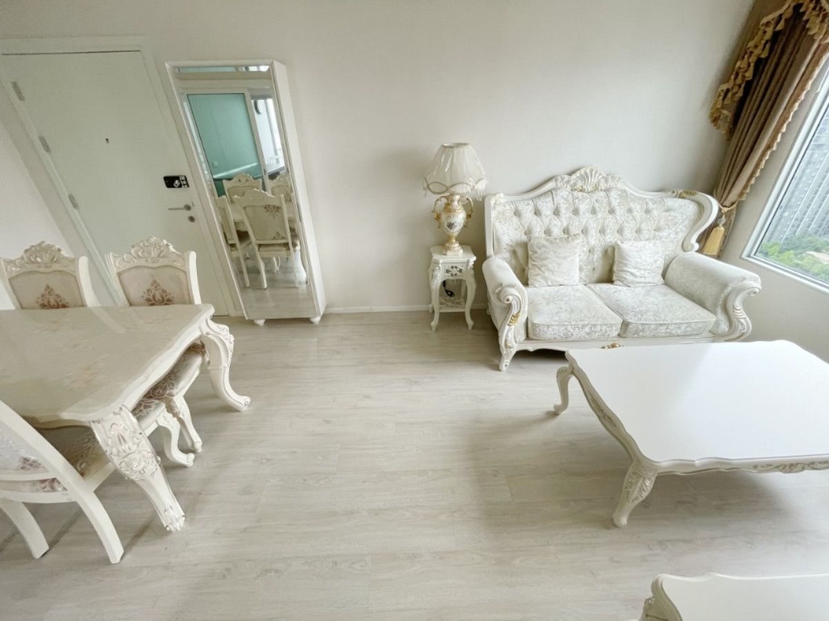 For RentCondoThaphra, Talat Phlu, Wutthakat : Aspire Sathorn Thapra【𝐑𝐄𝐍𝐓】🔥Clean, modern style with matching furniture throughout the room; overall look is impeccable.🔥 Contact Line ID: @hacondo