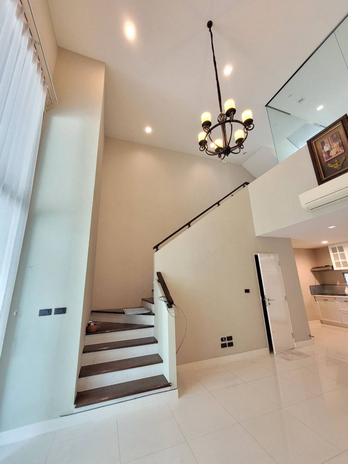 ขายทาวน์โฮมวิภาวดี ดอนเมือง หลักสี่ : ทาวน์โฮม 4ชั้น ซอยวิภาวดี64 เข้าออกได้หลายทาง ใกล้สนามบิน โถงเพดานสูง แบบ double volume ตกแต่งใหม่หมด