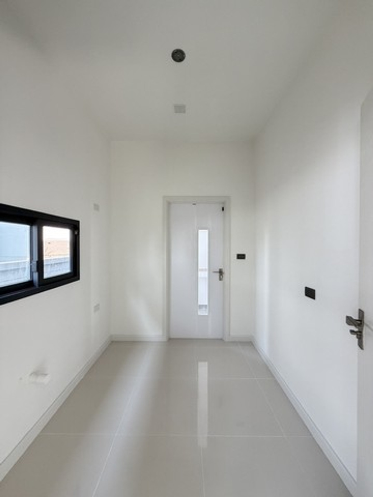 ให้เช่าบ้านพระราม 5 ราชพฤกษ์ บางกรวย : ขายดาวน์ หรือให้เช่า บ้านเดี่ยวแกรนด์บริทาเนีย ราชพฤกษ์ - พระราม 5 ที่ดิน 76.80 ตารางวา พื้นที่ 185 ตรม. 3 ห้องนอน 3 ห้องน้ำ 3 ที่จอดรถ บ้านใหม่ไม่เคยเข้าอยู่