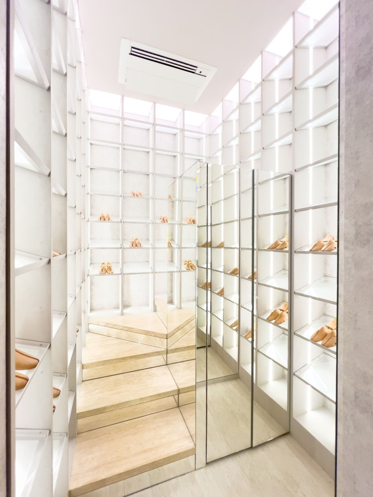 ขายบ้านบางซื่อ วงศ์สว่าง เตาปูน : Sonle Residences: 180sqwah 1,365sqm. 5bed 8bath 3storey private pool 260,000,000 Am: 0656199198