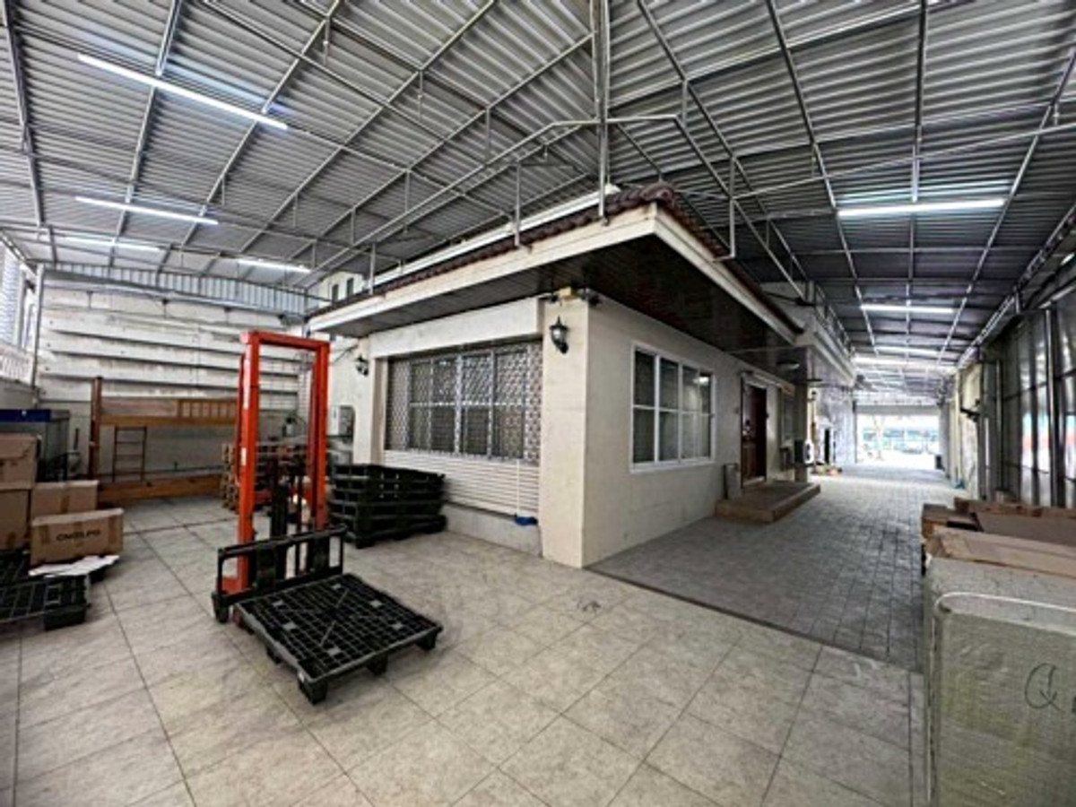 ให้เช่าอาคารพาณิชย์โชคชัย4 ลาดพร้าว71 : ให้เช่าอาคาร 3 คูหา 3.5 ชั้น + ดาดฟ้า พร้อมบ้าน 2 ชั้น ด้านหลัง ทำเลทอง ลาดพร้าว 71 (N.2012)