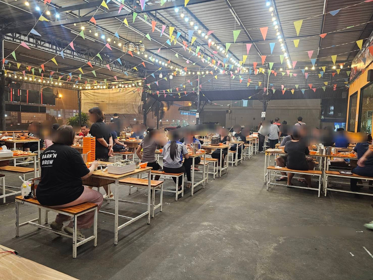 For LeaseholdRetail SpaceNakhon Pathom : Urgent sale, Moo Kratha restaurant, Sam Phran area, on the main road, opposite the Malee factory, near the Royal Military Academy and various schools.