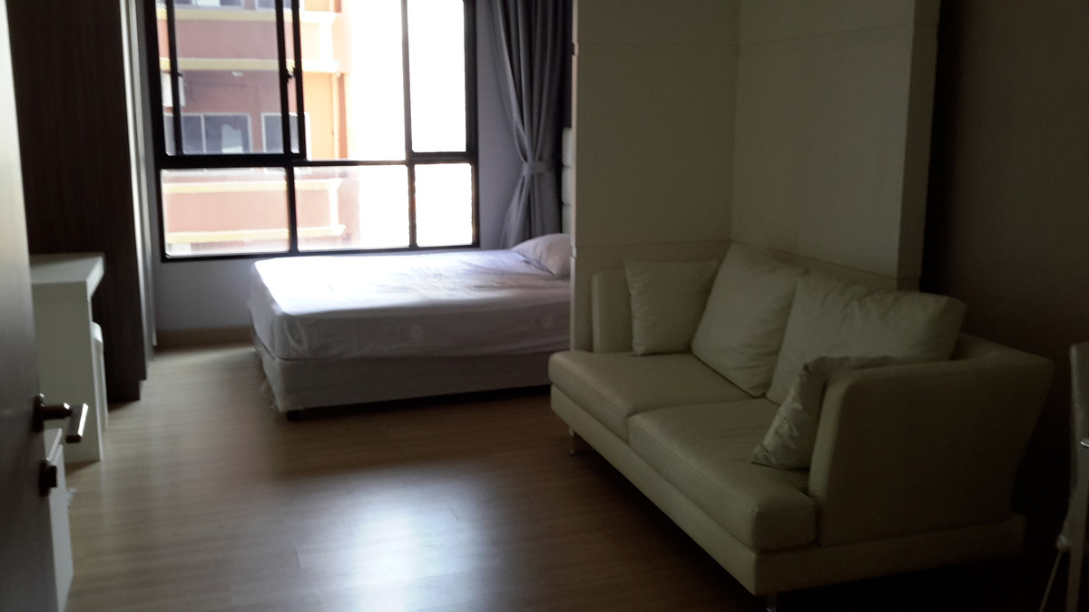 CondoWongwianyai, Charoennakor : Urbano Absolute Sathorn Taksin【𝐒𝐄𝐋𝐋 & 𝐑𝐄𝐍𝐓】🔥A warm, minimalist-toned room filled with natural light, adding charm to every corner of your living space.🔥 Contact Line ID: @hacondo