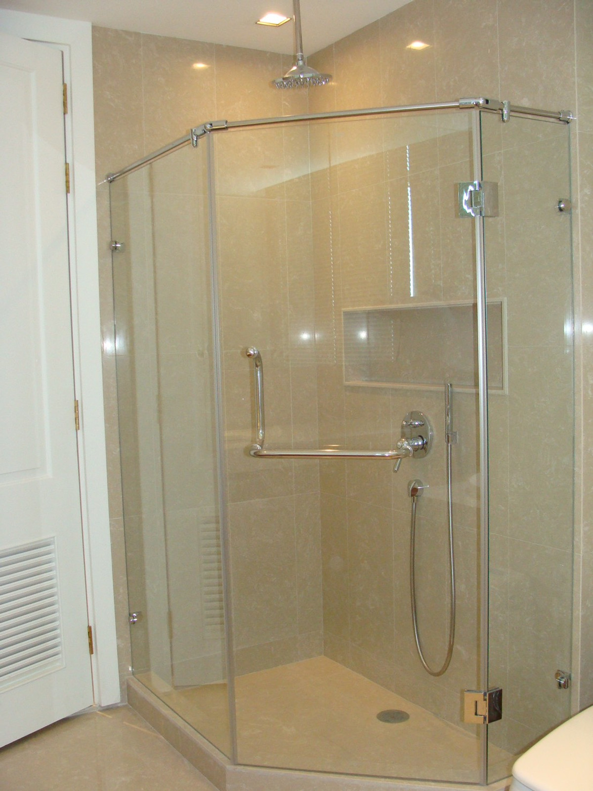 For RentCondoWitthayu, Chidlom, Langsuan, Ploenchit : Luxury condo for rent, Athenee Residence Ploenchit, 2 bedrooms, area 132 sq m., with hotel-level amenities, near BTS Ploenchit.