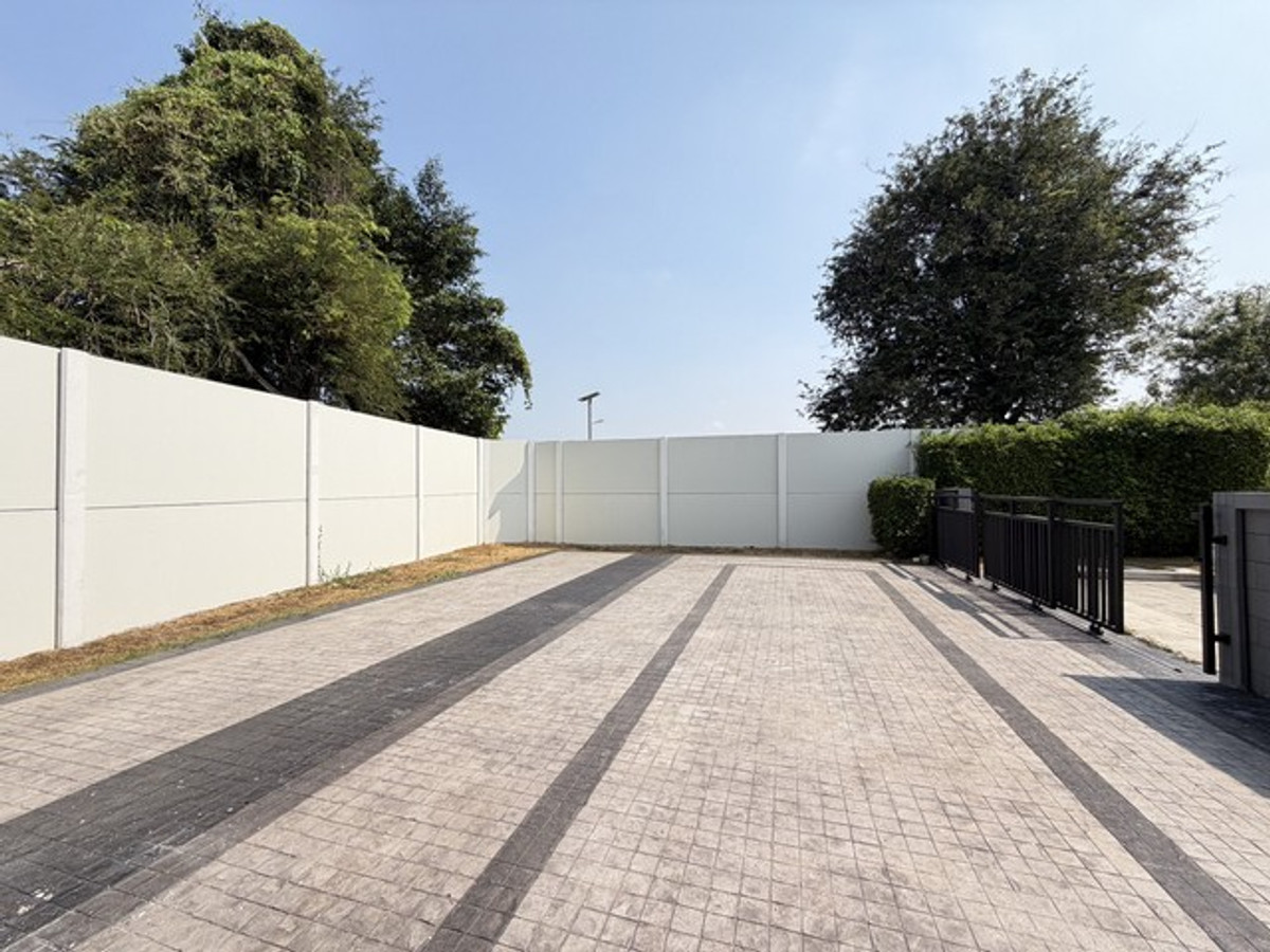 ให้เช่าบ้านพระราม 5 ราชพฤกษ์ บางกรวย : ขายดาวน์ หรือให้เช่า บ้านเดี่ยวแกรนด์บริทาเนีย ราชพฤกษ์ - พระราม 5 ที่ดิน 76.80 ตารางวา พื้นที่ 185 ตรม. 3 ห้องนอน 3 ห้องน้ำ 3 ที่จอดรถ บ้านใหม่ไม่เคยเข้าอยู่