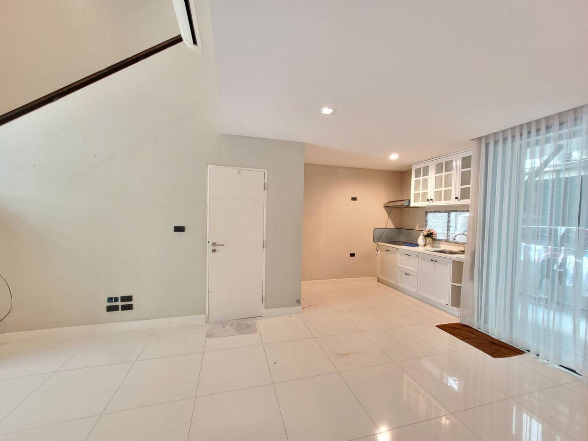 ขายทาวน์โฮมวิภาวดี ดอนเมือง หลักสี่ : ทาวน์โฮม 4ชั้น ซอยวิภาวดี64 เข้าออกได้หลายทาง ใกล้สนามบิน โถงเพดานสูง แบบ double volume ตกแต่งใหม่หมด