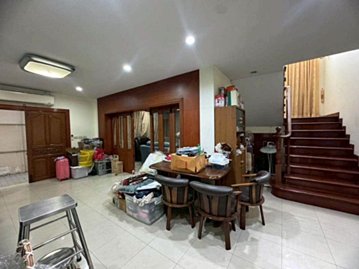 ให้เช่าอาคารพาณิชย์โชคชัย4 ลาดพร้าว71 : ให้เช่าอาคาร 3 คูหา 3.5 ชั้น + ดาดฟ้า พร้อมบ้าน 2 ชั้น ด้านหลัง ทำเลทอง ลาดพร้าว 71 (N.2012)