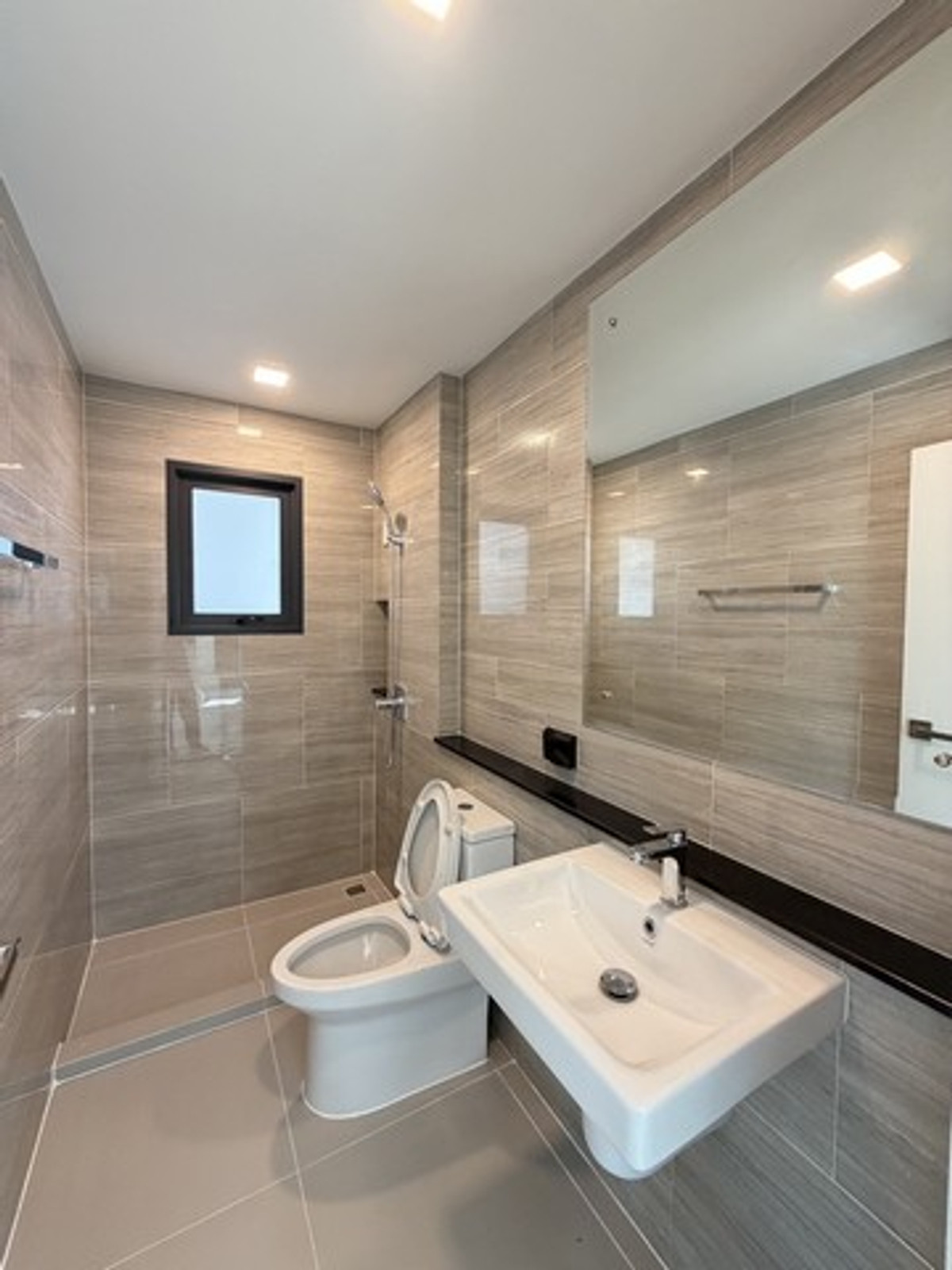 ให้เช่าบ้านพระราม 5 ราชพฤกษ์ บางกรวย : ขายดาวน์ หรือให้เช่า บ้านเดี่ยวแกรนด์บริทาเนีย ราชพฤกษ์ - พระราม 5 ที่ดิน 76.80 ตารางวา พื้นที่ 185 ตรม. 3 ห้องนอน 3 ห้องน้ำ 3 ที่จอดรถ บ้านใหม่ไม่เคยเข้าอยู่