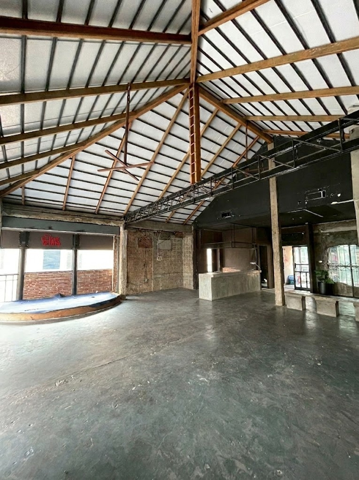 For RentRetail SpacePattanakan, Srinakarin : Rooftop for rent Town in Town area, as is, no lease fee, shop is next to the road. Only the rooftop