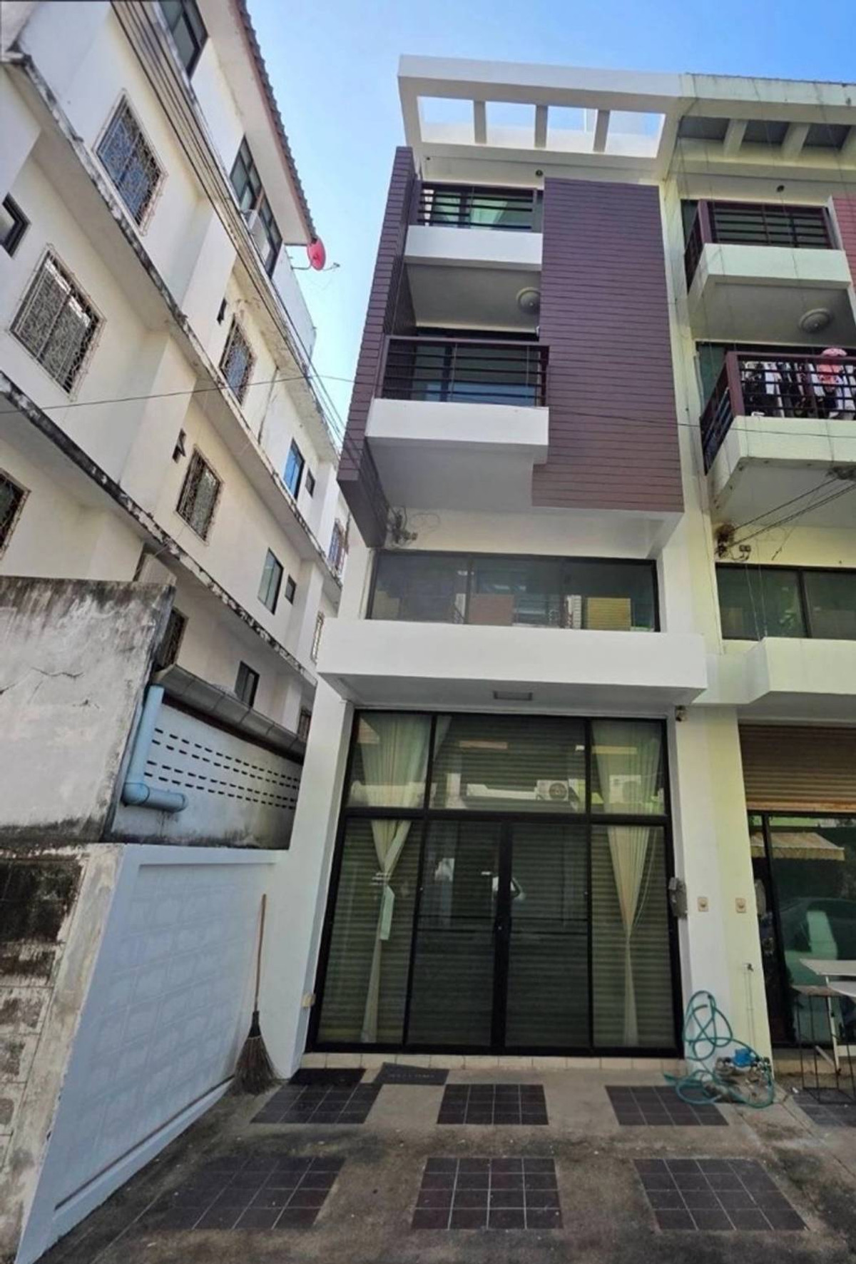 ให้เช่าอาคารพาณิชย์นวมินทร์ รามอินทรา : ให้เช่าอาคารพาณิชย์ ใกล้ โลตัส เลียบคลองสอง เพียง 4 นาที