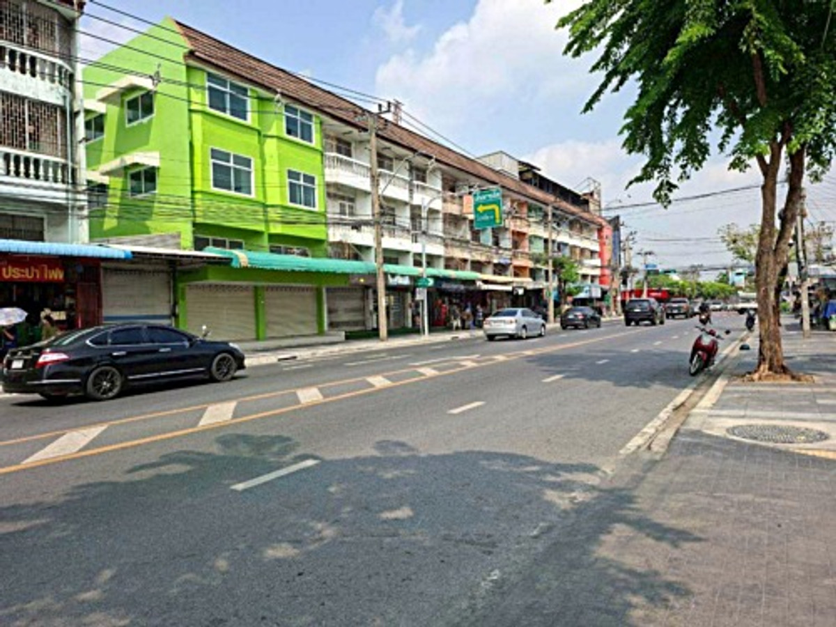 ให้เช่าอาคารพาณิชย์โชคชัย4 ลาดพร้าว71 : ให้เช่าอาคาร 3 คูหา 3.5 ชั้น + ดาดฟ้า พร้อมบ้าน 2 ชั้น ด้านหลัง ทำเลทอง ลาดพร้าว 71 (N.2012)