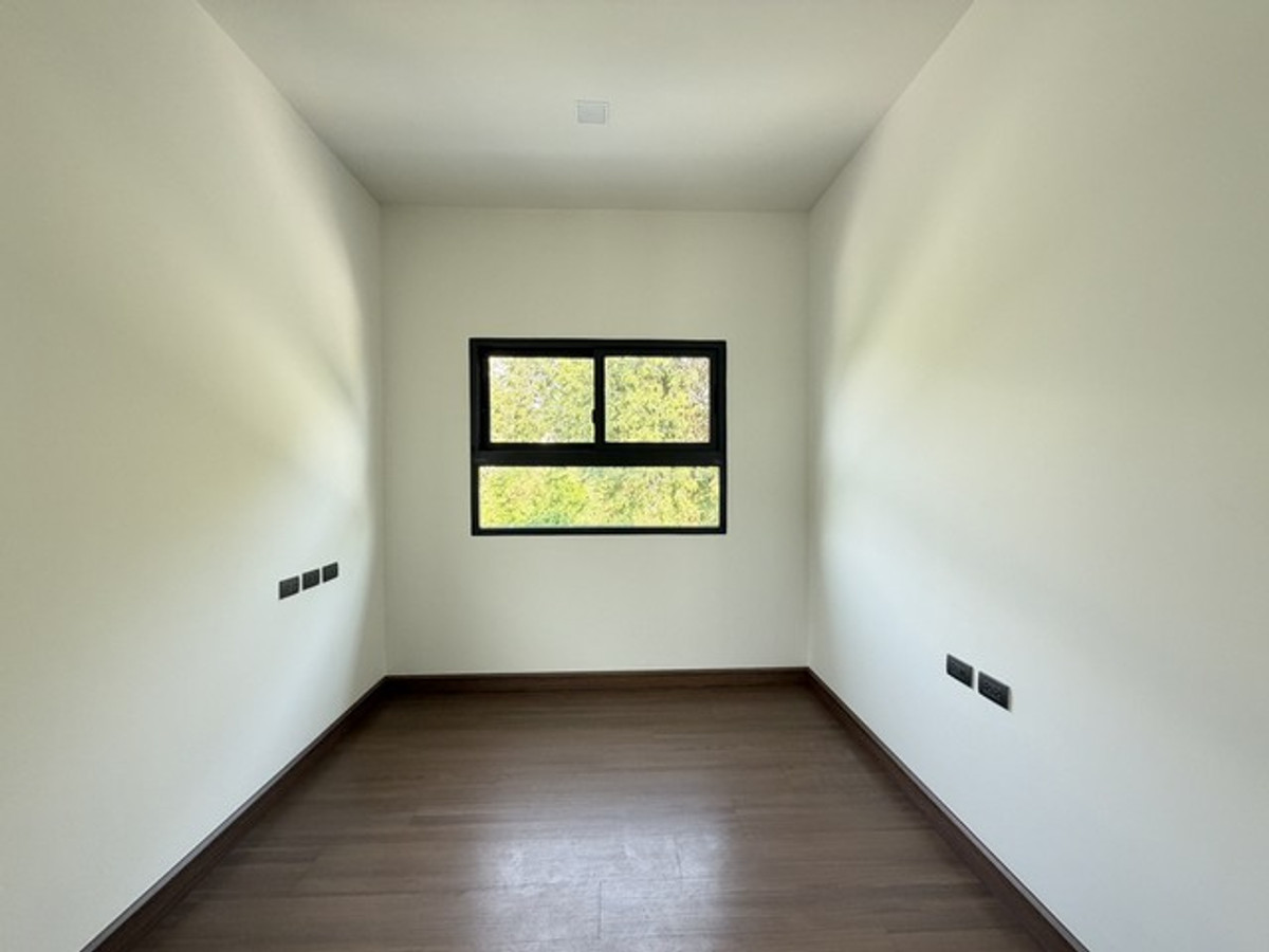 ให้เช่าบ้านพระราม 5 ราชพฤกษ์ บางกรวย : ขายดาวน์ หรือให้เช่า บ้านเดี่ยวแกรนด์บริทาเนีย ราชพฤกษ์ - พระราม 5 ที่ดิน 76.80 ตารางวา พื้นที่ 185 ตรม. 3 ห้องนอน 3 ห้องน้ำ 3 ที่จอดรถ บ้านใหม่ไม่เคยเข้าอยู่