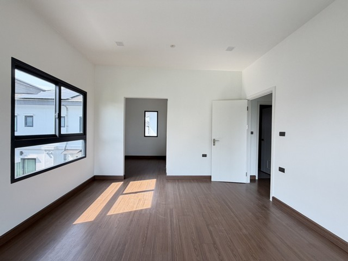 ให้เช่าบ้านพระราม 5 ราชพฤกษ์ บางกรวย : ขายดาวน์ หรือให้เช่า บ้านเดี่ยวแกรนด์บริทาเนีย ราชพฤกษ์ - พระราม 5 ที่ดิน 76.80 ตารางวา พื้นที่ 185 ตรม. 3 ห้องนอน 3 ห้องน้ำ 3 ที่จอดรถ บ้านใหม่ไม่เคยเข้าอยู่