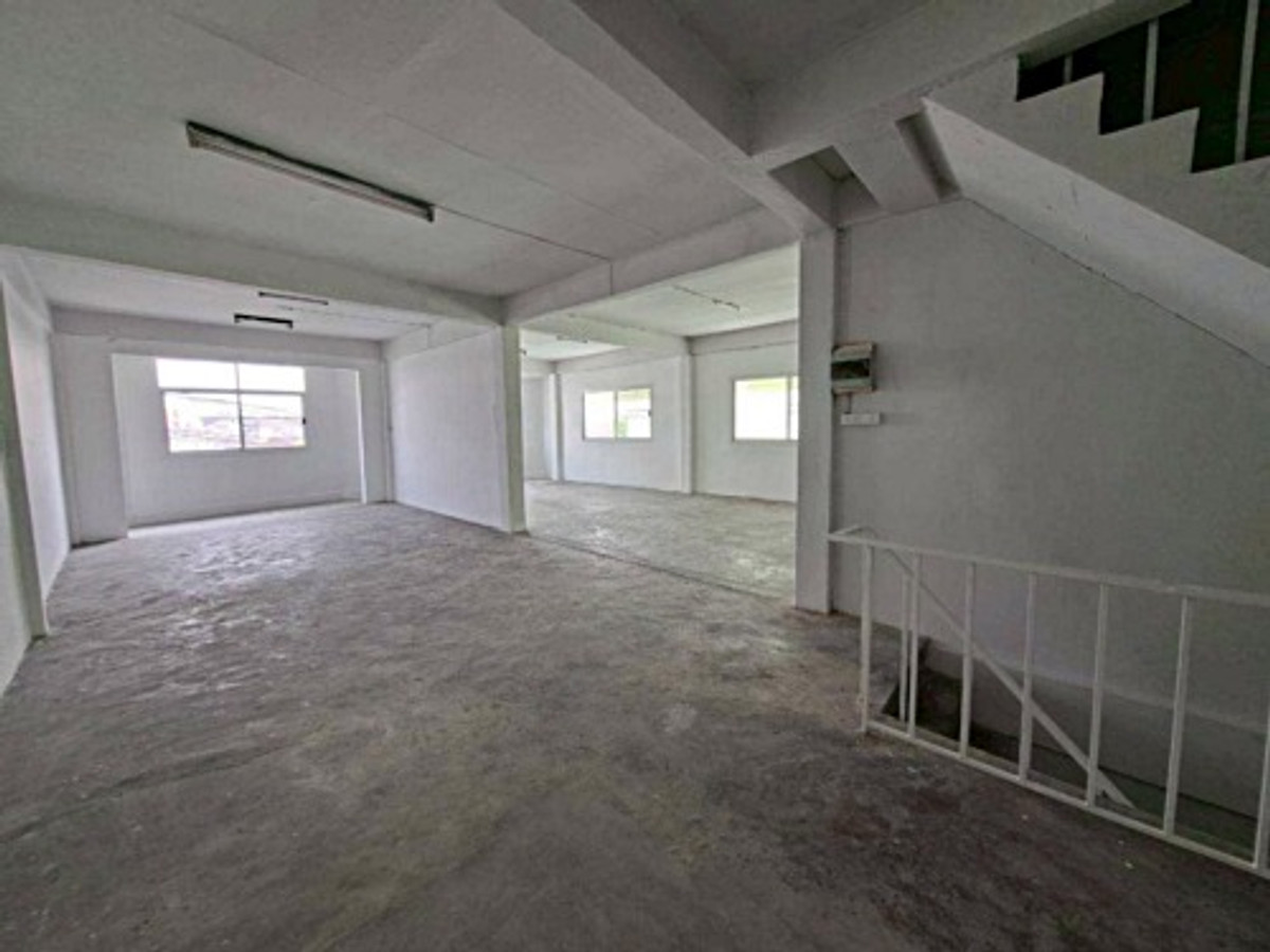 ให้เช่าอาคารพาณิชย์โชคชัย4 ลาดพร้าว71 : ให้เช่าอาคาร 3 คูหา 3.5 ชั้น + ดาดฟ้า พร้อมบ้าน 2 ชั้น ด้านหลัง ทำเลทอง ลาดพร้าว 71 (N.2012)