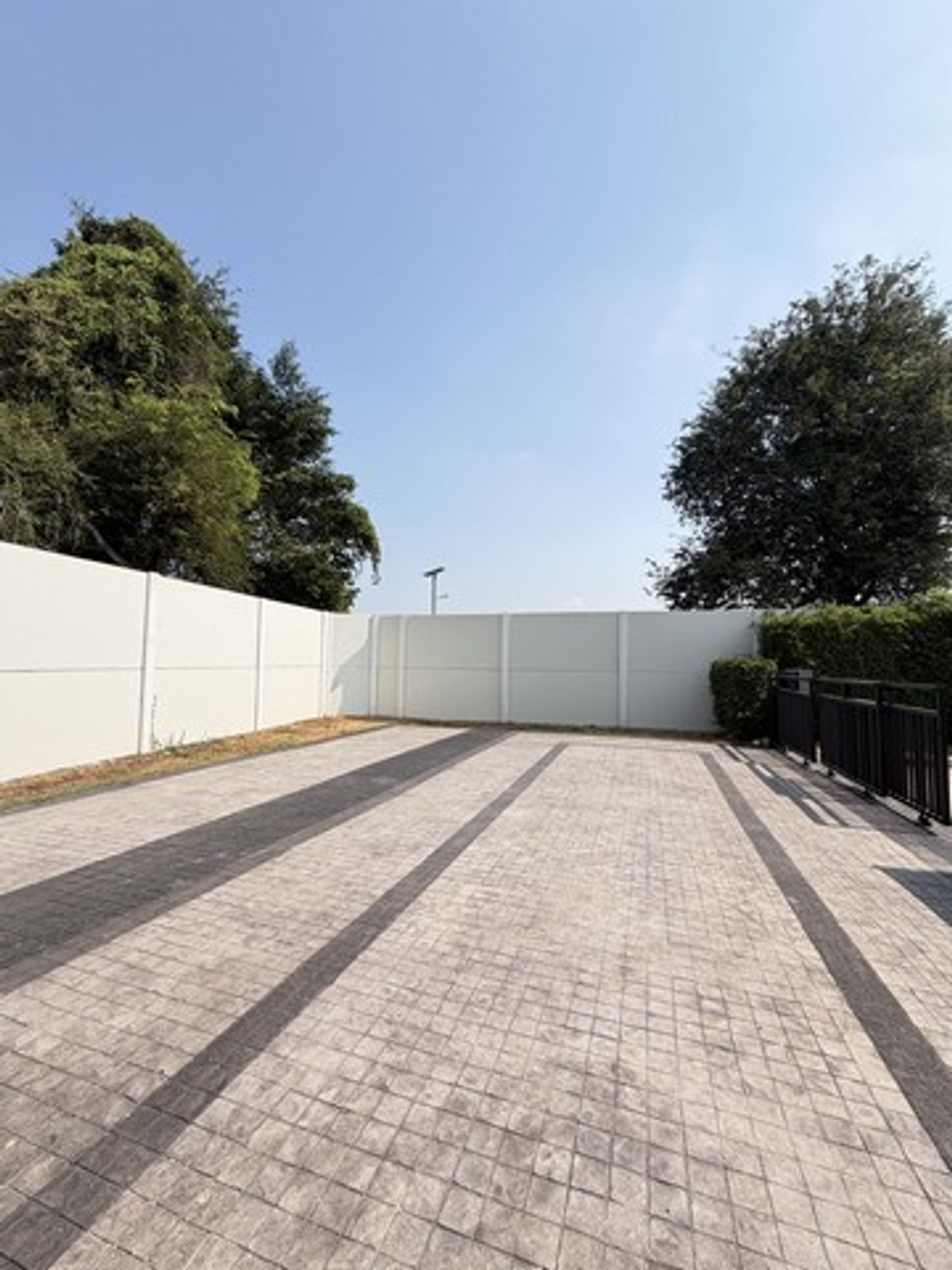 ให้เช่าบ้านพระราม 5 ราชพฤกษ์ บางกรวย : ขายดาวน์ หรือให้เช่า บ้านเดี่ยวแกรนด์บริทาเนีย ราชพฤกษ์ - พระราม 5 ที่ดิน 76.80 ตารางวา พื้นที่ 185 ตรม. 3 ห้องนอน 3 ห้องน้ำ 3 ที่จอดรถ บ้านใหม่ไม่เคยเข้าอยู่