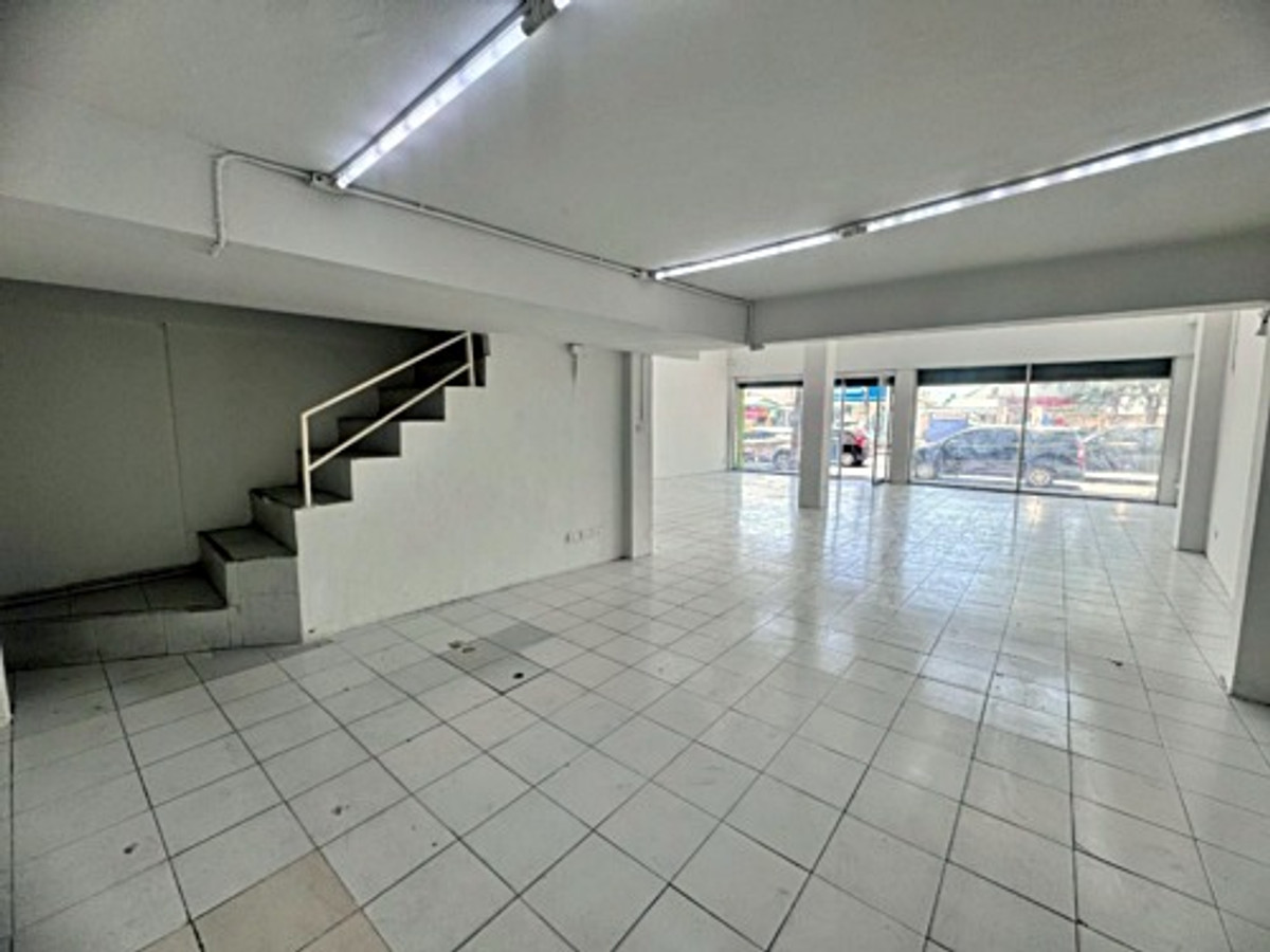 ให้เช่าอาคารพาณิชย์โชคชัย4 ลาดพร้าว71 : ให้เช่าอาคาร 3 คูหา 3.5 ชั้น + ดาดฟ้า พร้อมบ้าน 2 ชั้น ด้านหลัง ทำเลทอง ลาดพร้าว 71 (N.2012)