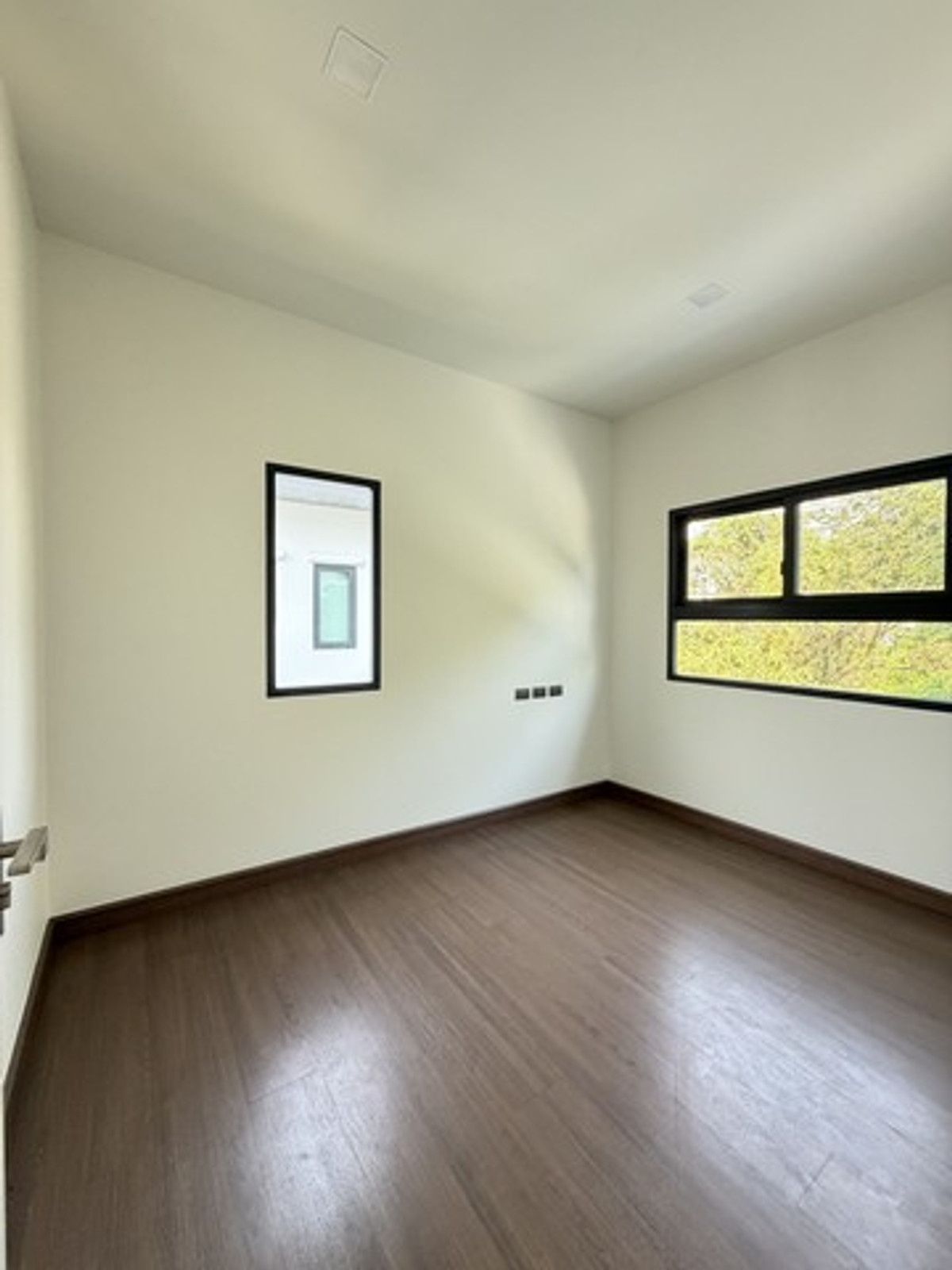 ให้เช่าบ้านพระราม 5 ราชพฤกษ์ บางกรวย : ขายดาวน์ หรือให้เช่า บ้านเดี่ยวแกรนด์บริทาเนีย ราชพฤกษ์ - พระราม 5 ที่ดิน 76.80 ตารางวา พื้นที่ 185 ตรม. 3 ห้องนอน 3 ห้องน้ำ 3 ที่จอดรถ บ้านใหม่ไม่เคยเข้าอยู่