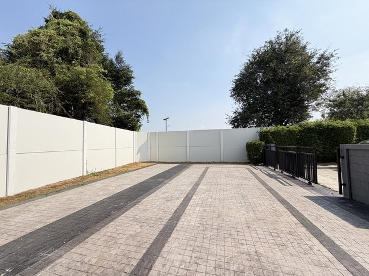 ให้เช่าบ้านพระราม 5 ราชพฤกษ์ บางกรวย : ขายดาวน์ หรือให้เช่า บ้านเดี่ยวแกรนด์บริทาเนีย ราชพฤกษ์ - พระราม 5 ที่ดิน 76.80 ตารางวา พื้นที่ 185 ตรม. 3 ห้องนอน 3 ห้องน้ำ 3 ที่จอดรถ บ้านใหม่ไม่เคยเข้าอยู่