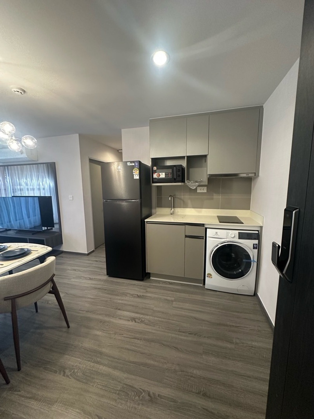 For RentCondoSukhumvit, Asoke, Thonglor : Ready to move in, 2 bedrooms, 2 bathrooms, 2 parking spaces, near BTS Ekkamai.