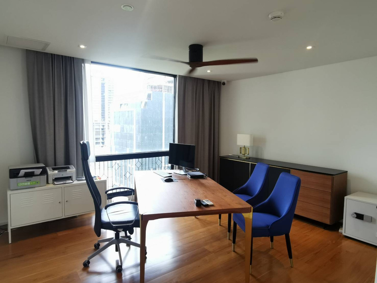 ขายคอนโดวิทยุ ชิดลม หลังสวน : Somkid Garden: 3bed 3bath 251.40sqm. 68,500,000 Am: 0656199198 Renovated Fully furnished 