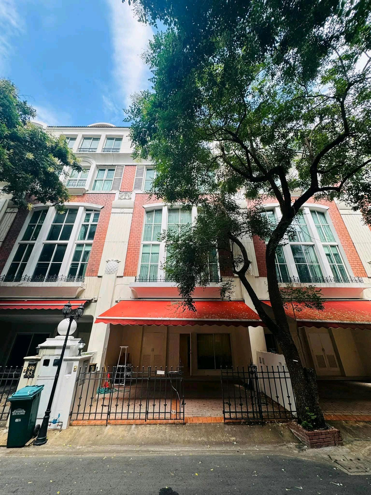 For RentTownhomeSukhumvit, Asoke, Thonglor : Townhome for rent, Baan Klang Krung, Thonglor 55, ready to move in. Fully furnished