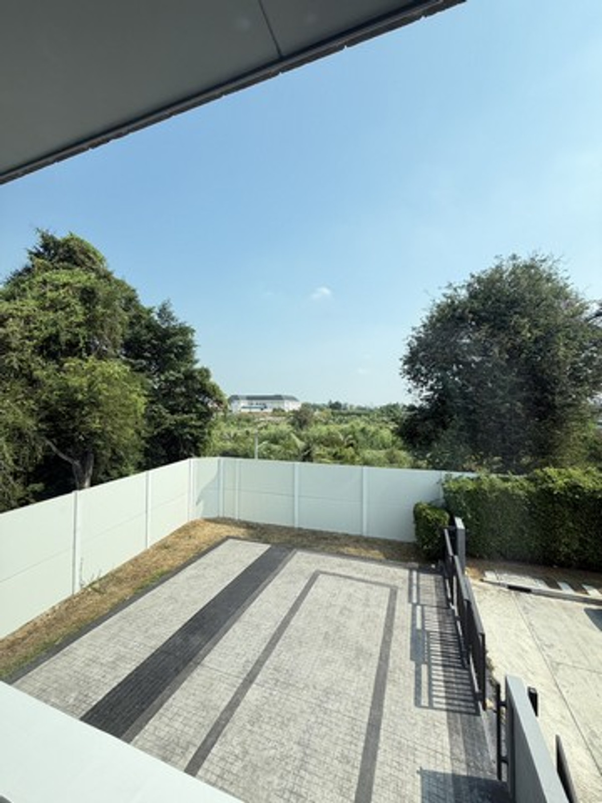 ให้เช่าบ้านพระราม 5 ราชพฤกษ์ บางกรวย : ขายดาวน์ หรือให้เช่า บ้านเดี่ยวแกรนด์บริทาเนีย ราชพฤกษ์ - พระราม 5 ที่ดิน 76.80 ตารางวา พื้นที่ 185 ตรม. 3 ห้องนอน 3 ห้องน้ำ 3 ที่จอดรถ บ้านใหม่ไม่เคยเข้าอยู่