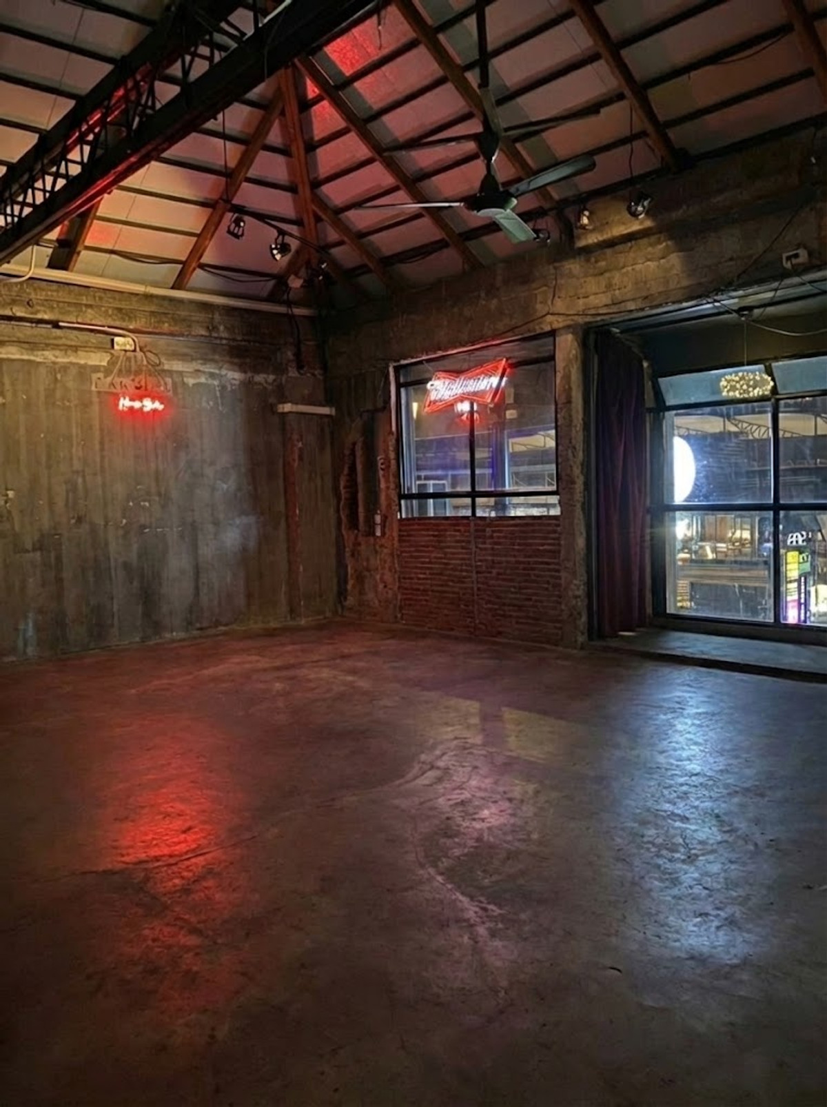 For RentRetail SpacePattanakan, Srinakarin : Rooftop for rent Town in Town area, as is, no lease fee, shop is next to the road. Only the rooftop