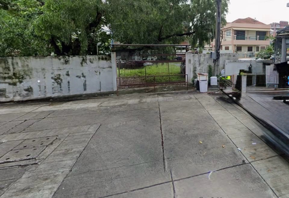 For SaleLandRamkhamhaeng, Hua Mak : Land for Sale 200 Sq.Wah in Town in Town, Lat Phrao – Suitable for Residence or Home Office
