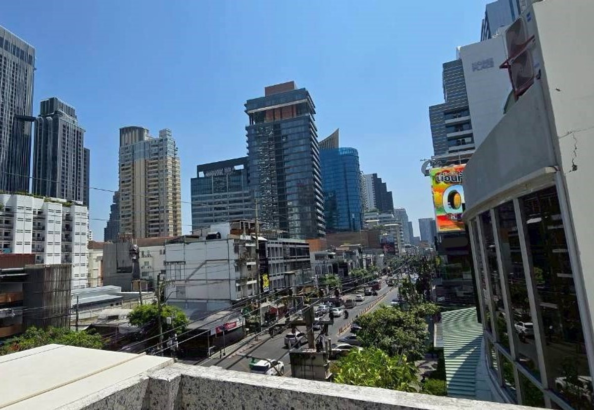 For RentShop HouseSukhumvit, Asoke, Thonglor : Commercial building in good condition, Thonglor ** NO CO-AGENT **