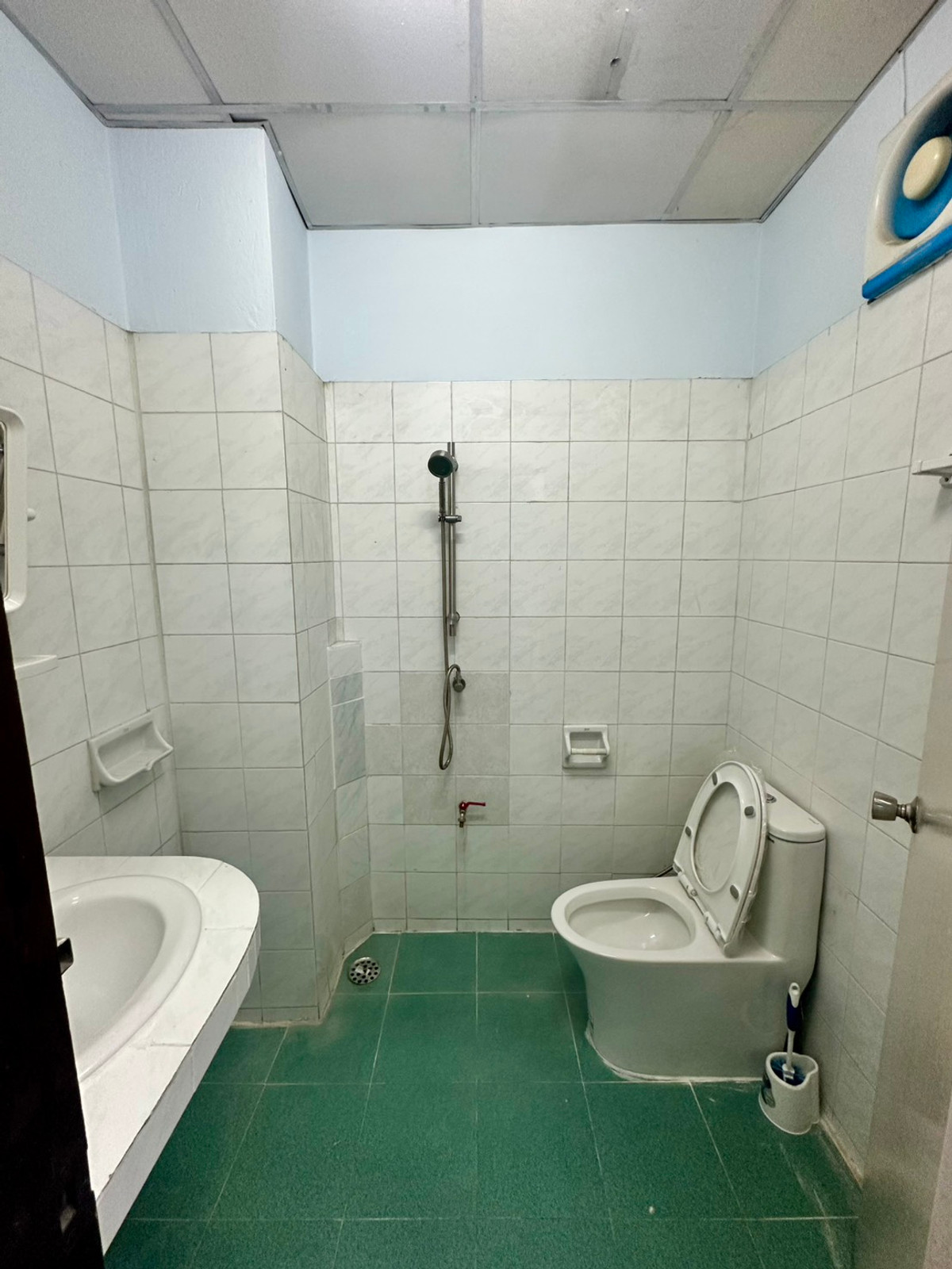 For RentShop HouseSamut Prakan,Samrong : Commercial building for rent, 6 floors, Samrong Nuea, near BTS Samrong, only 110 meters, good commercial location.