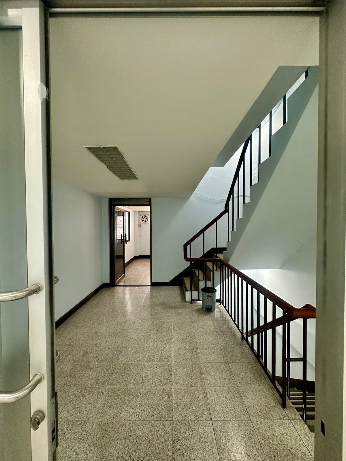 For RentShop HouseSamut Prakan,Samrong : Commercial building for rent, 6 floors, Samrong Nuea, near BTS Samrong, only 110 meters, good commercial location.